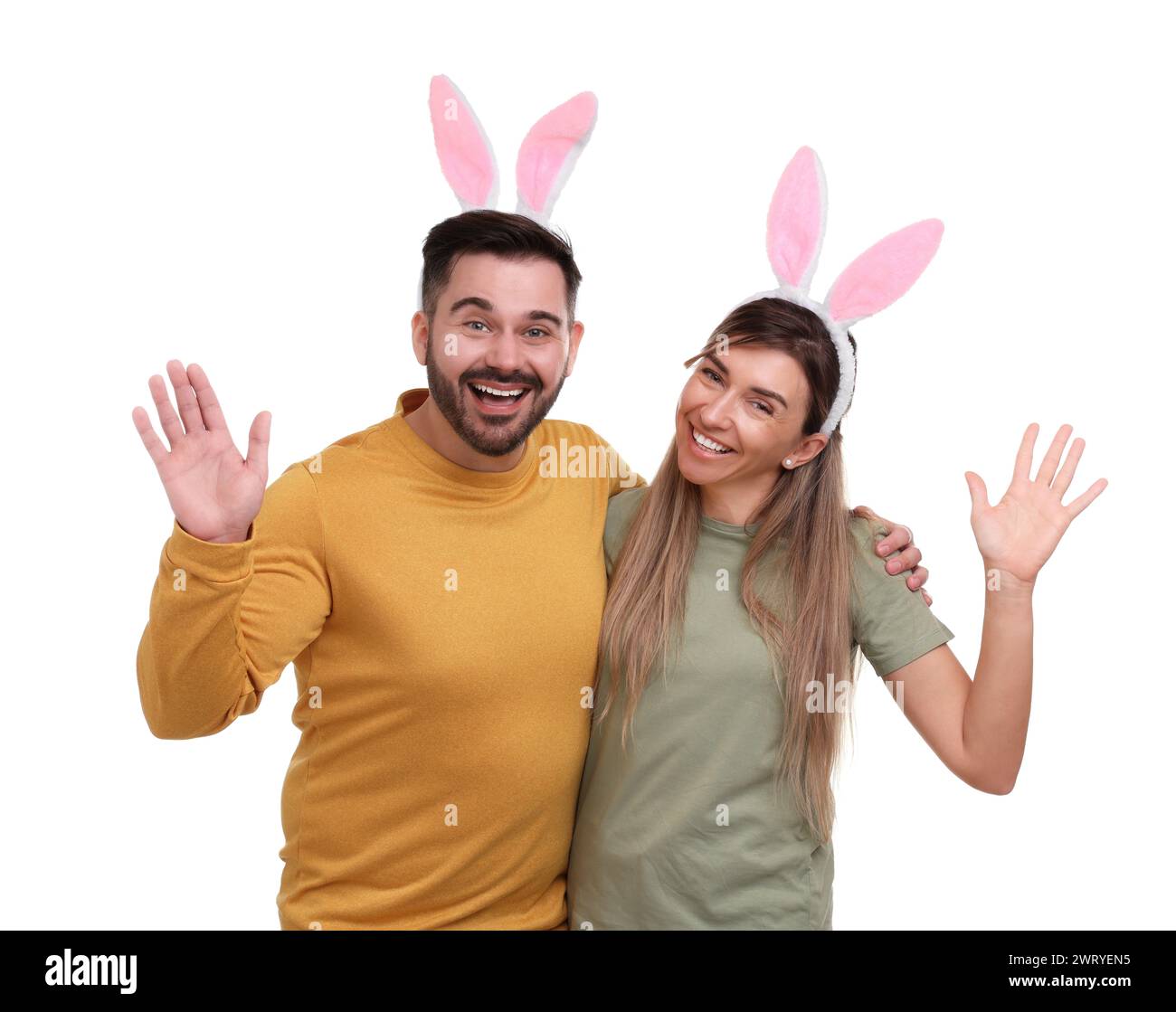 Osterfeier. Glückliches Paar mit Hasenohren isoliert auf weiß Stockfoto