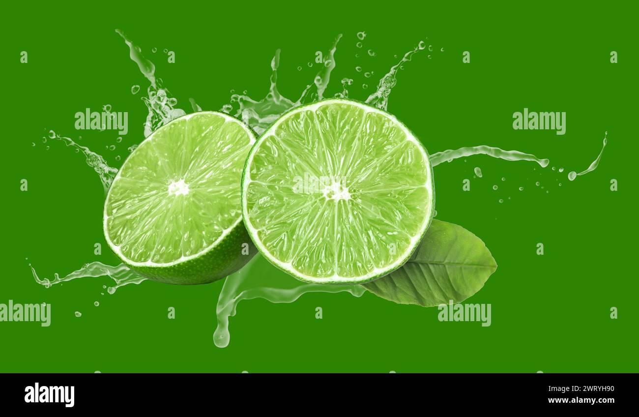 Limette, Blätter und spritzender Saft auf grünem Hintergrund, Bannerdesign Stockfoto