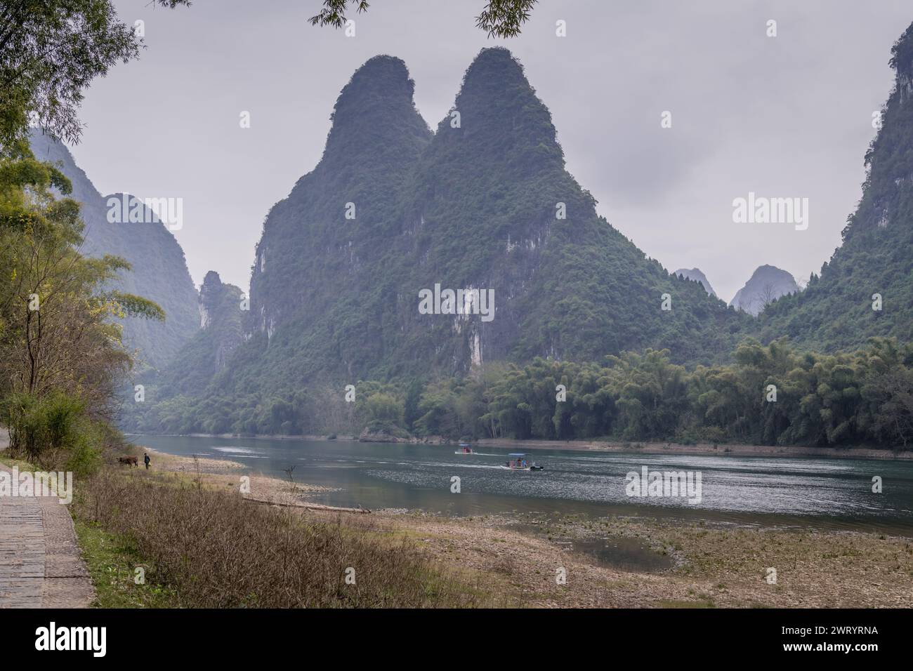 Wunderschöne Yu Long River Karst Berglandschaft in Yangshuo Guilin, China. Kopierbereich für Text Stockfoto