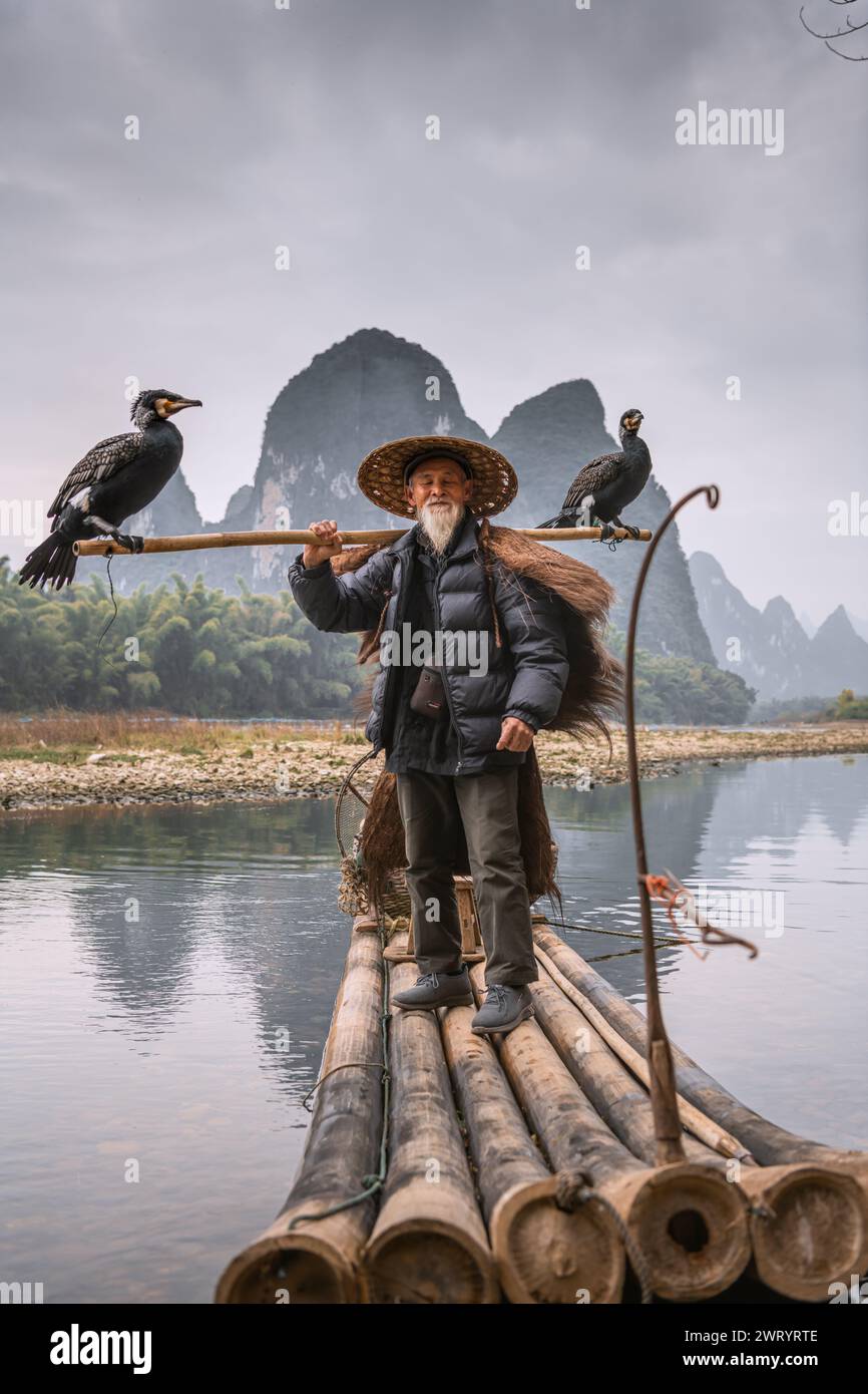 Ein traditioneller Kormoranfischer arbeitet am Li-Fluss Yangshuo in China. Kopierbereich für Text Stockfoto