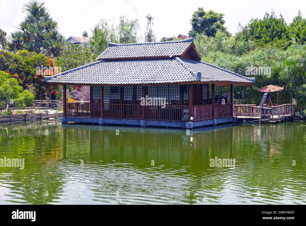 Schwimmender Markt in Lembang, nördlich von Bandung City in West-Java, Indonesien. Ein beliebter Ort für einheimische Touristen. Stockfoto