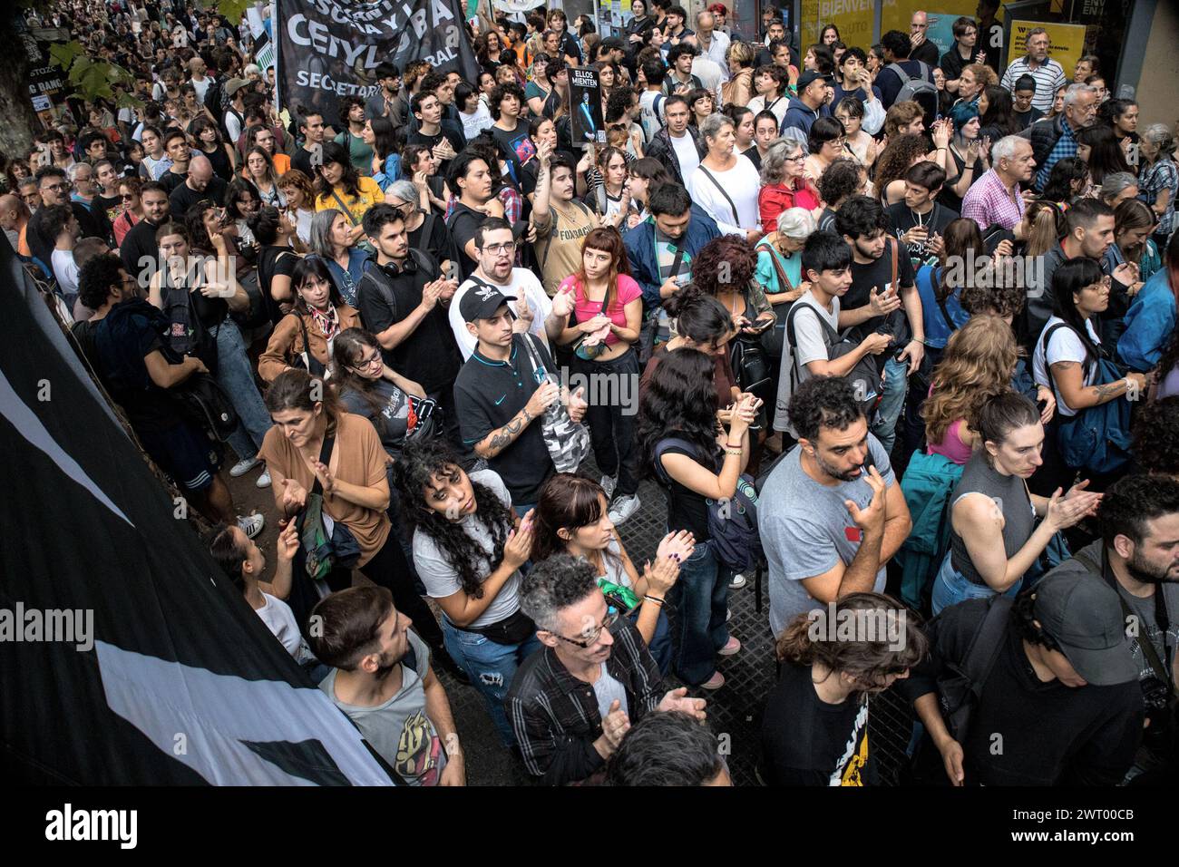 Buenos Aires, Argentinien. März 2024. Filmemacher, Profis, Studenten und Gruppen des Kollektivs „Unidxs por la cultura“ treffen sich vor dem historischen Gaumont-Kino, um das argentinische Kino zu verteidigen, nachdem die Regierung von Javier Milei angekündigt hat, die Mittel für das nationale Institut für Kino und audiovisuelle Kunst (INCAA) zu kürzen. Quelle: Cristina Sille/dpa/Alamy Live News Stockfoto