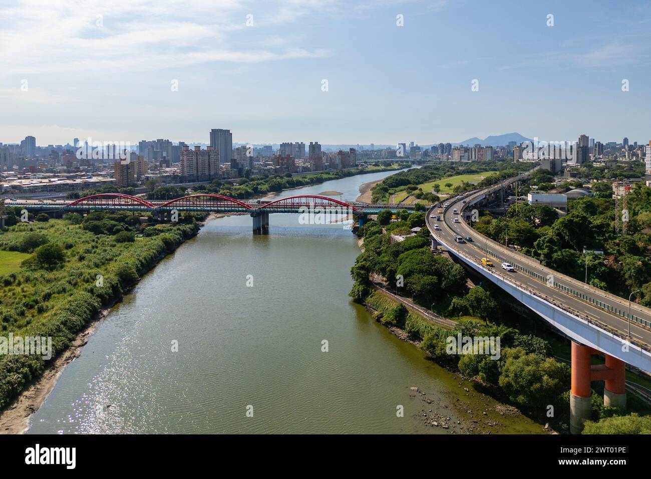 Rohrbrücke über den Xindian River in Taipei, Taiwan Stockfoto