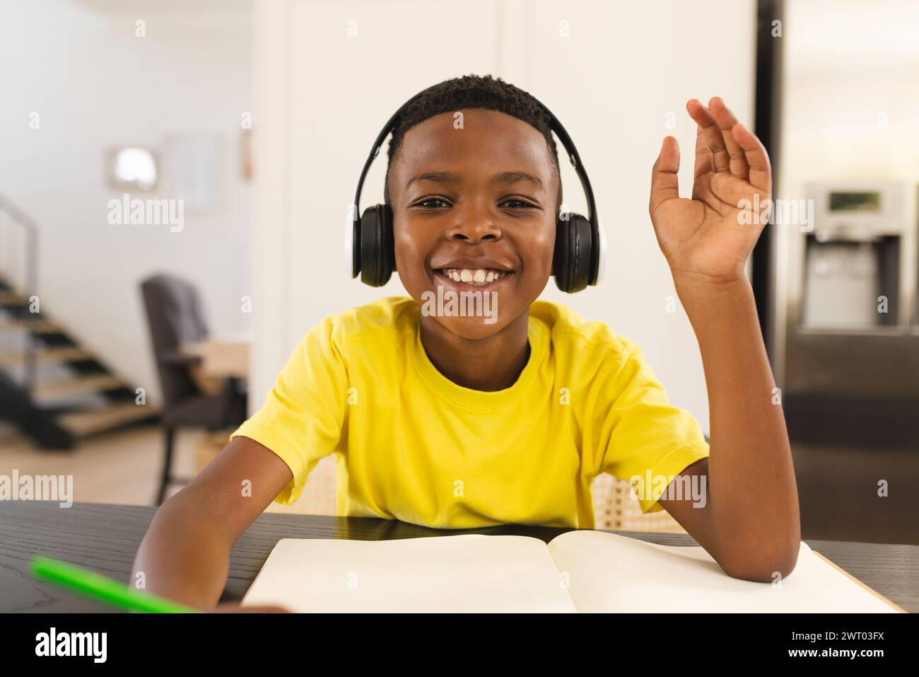 Ein junger afroamerikanischer Junge ist an einer Schulaktivität beteiligt, während er einen Videoanruf online Schulunterricht anruft Stockfoto