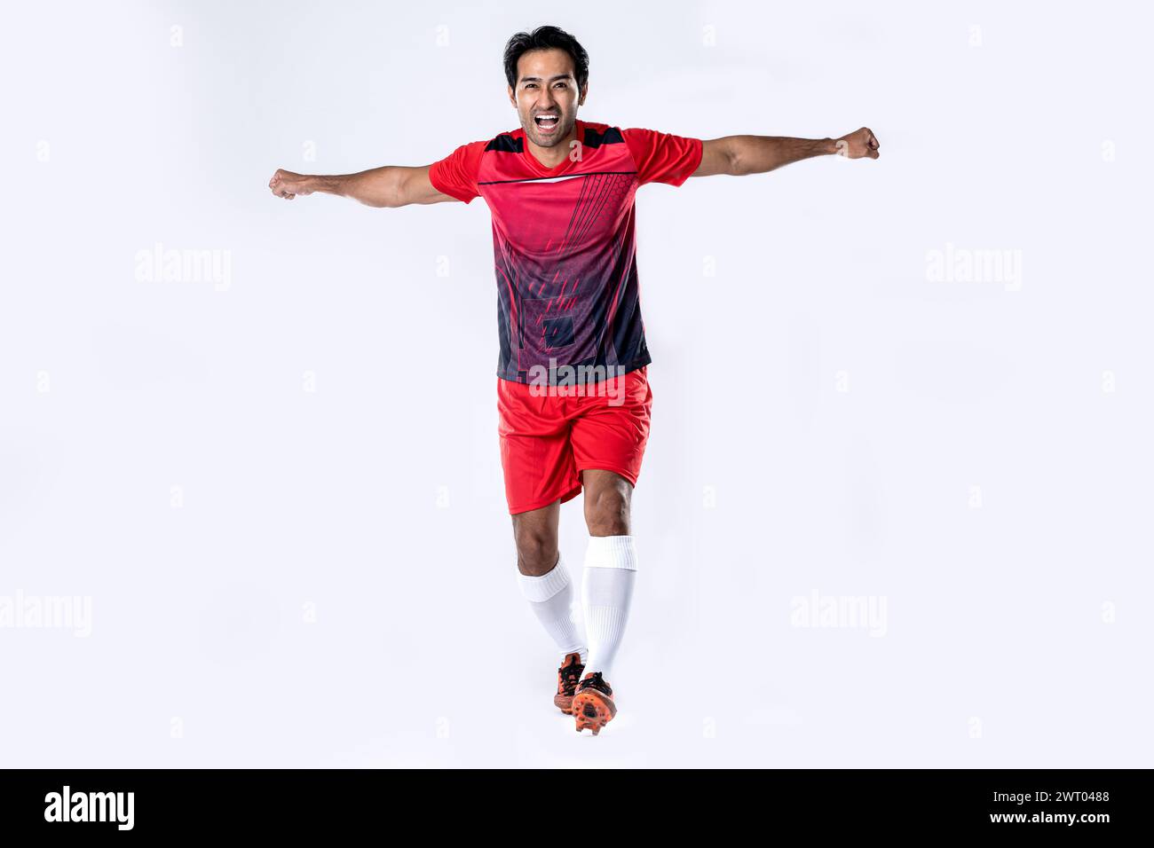 Junge Fußballspieler zeigen Spannung und Freude, nachdem sie gewonnen und erfolgreich gefeiert haben, stehen im Studio auf weißem Hintergrund. Stockfoto