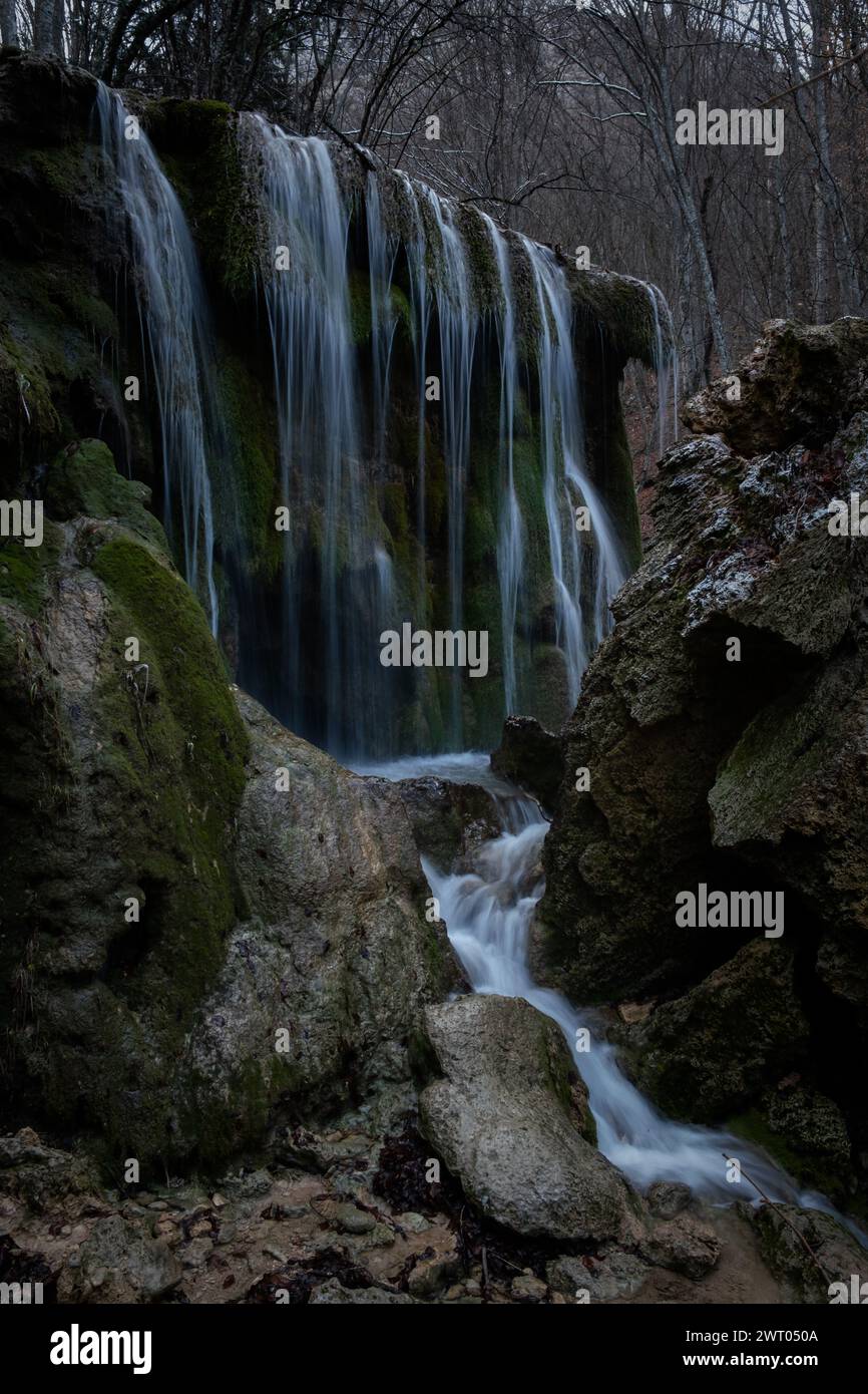 Wasserfallstruktur. Hintergrund des fallenden reinsten Gebirgswassers. Eine Kaskade verschwommener Bewegungen. Ein natürlicher neutraler Hintergrund für das Design. Das c Stockfoto