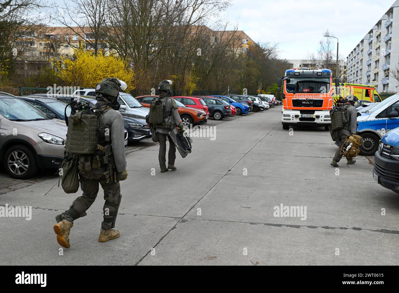 Leipzig - SEK-Einsatz in Grünau: Mann verschanzt sich in eigener Wohnung 11.03.2024 gegen 11 Uhr Leipzig, Zingster Straße zu einem Einsatz schwer bewaffneter Polizisten kam es am Montagvormittag gegen 11 Uhr an der Zingster Straße in Leipzig-Grünau. Nach ersten Angaben eines Polizeisprechers wurden gegen 7,30 Uhr Beamte in einem Haus an der Zingster Straße zu einer häuslichen Gewalt alarmiert. Der sich darin befindliche Mann kooperierte aber nicht mit den Beamten, sondern verschanzte sich in der Wohnung. Dabei drohte er, den Beamten und sich selbst etwas antun. Darauf wurden sowohl Lebel-Krä Stockfoto