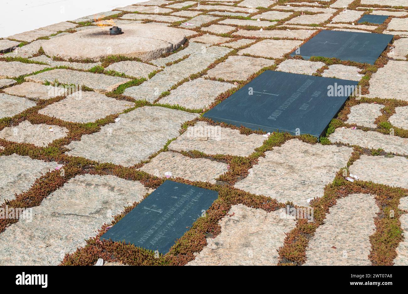 Die John F. Kennedy Eternal Flame am Arlington National Cemetery System im Arlington County, Virginia, USA Stockfoto