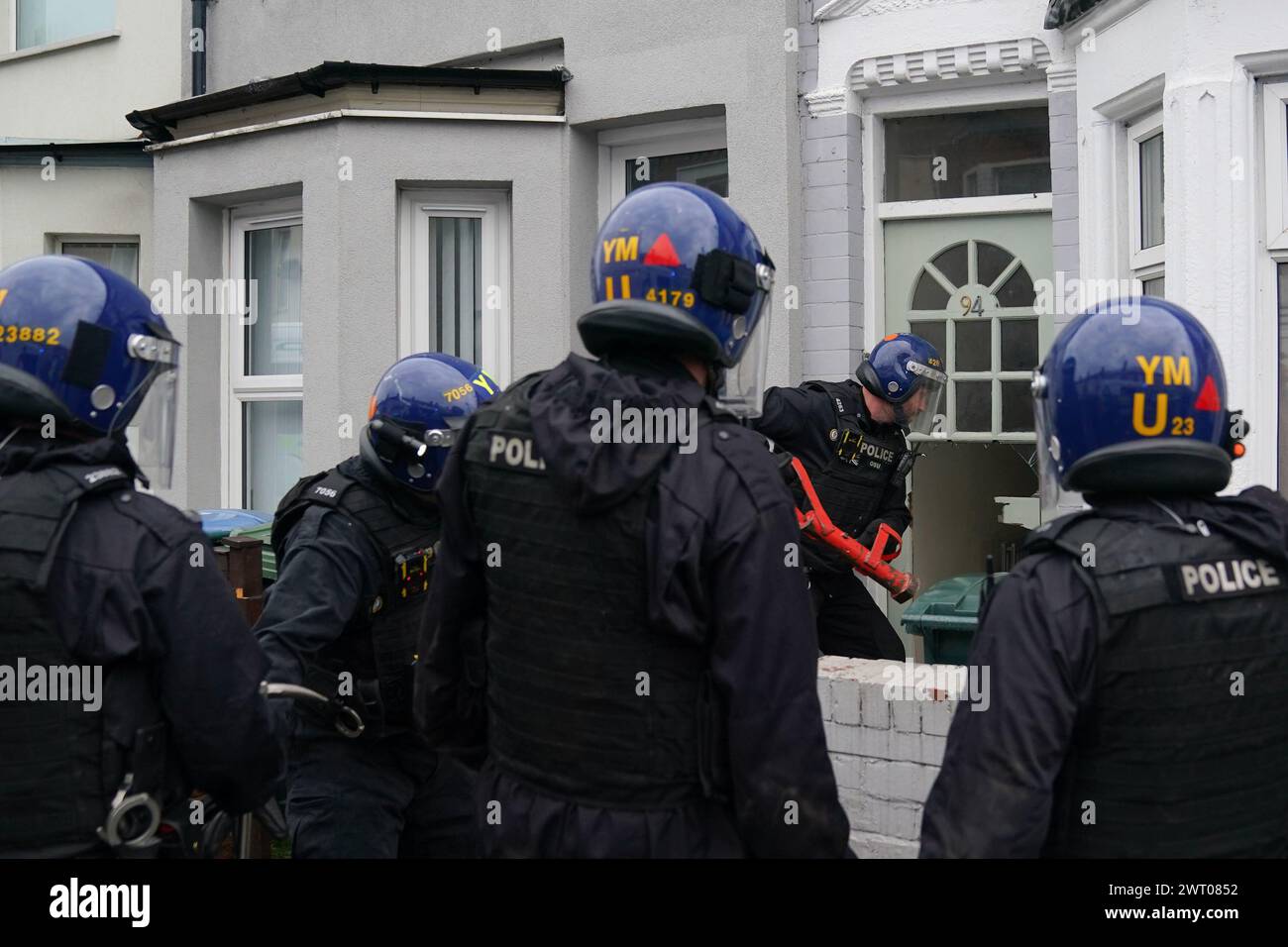 Aktenfoto vom 10/23 von Polizisten der West Midlands Police, die während eines Überfalls der Bezirkslinien in Coventry Zugang zu einem Grundstück erhielten. Acht XL-Bullhunde und mehr als 600 Waffen, darunter Waffen, Nunchucks und Knuckleduster, wurden in einer Woche von Polizeirazzien auf Drogenbanden der Bezirke beschlagnahmt. In der Woche bis zum 10. März wurden im ganzen Land 1.874 Verdächtige verhaftet, wobei 245 Telefonleitungen für Drogenhandel geschlossen wurden. Ausgabedatum: Freitag, 15. März 2024. Stockfoto