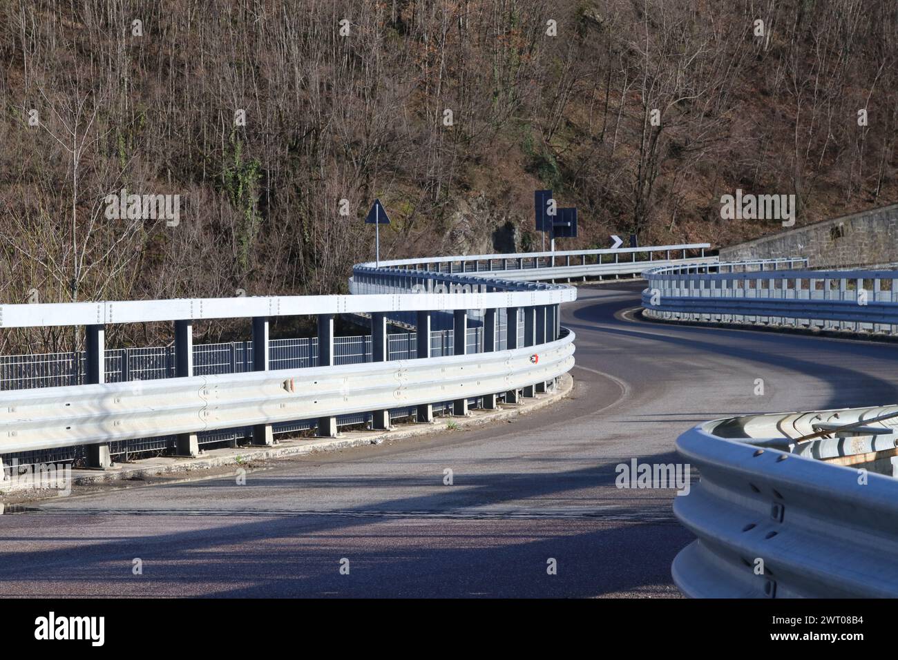 Bergstraße mit kurvigen Kurven und Sicherheitssystemen und Schutzgeländern Stockfoto