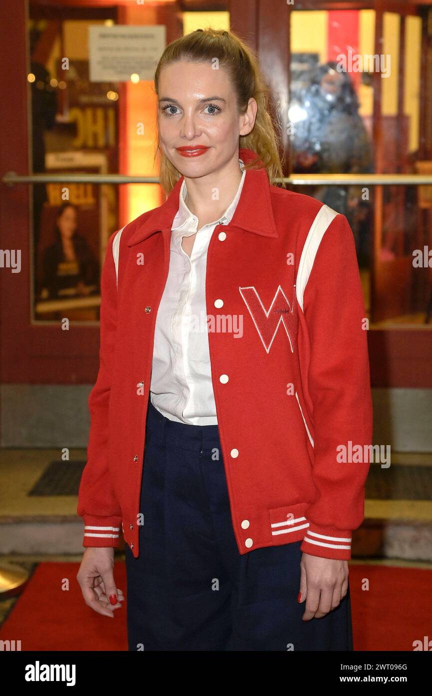 Sina Martens bei der Premiere der 2. Staffel der Magenta TV Original Serie Oh Hell im Kino Babylon. Berlin, 14.03.2024 *** Sina Martens bei der Premiere von Staffel 2 der Magenta TV Originalserie Oh Hell im Babylon Berlin Kino, 14 03 2024 Foto:XF.xKernx/xFuturexImagex Hell 4305 Stockfoto