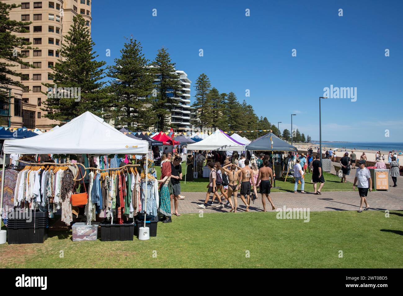Glenelg, Market Day, Küstenvorort von Adelaide in South Australia, mit einem heißen Märztag im Jahr 2024 und blauem Himmel in Australien Stockfoto