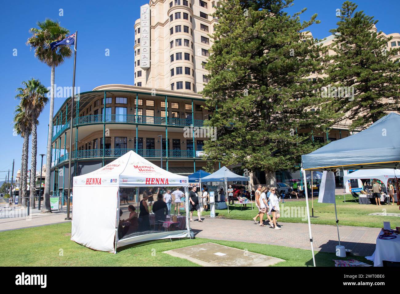 Glenelg, Market Day, Küstenvorort von Adelaide in South Australia, mit einem heißen Märztag im Jahr 2024 und blauem Himmel in Australien Stockfoto