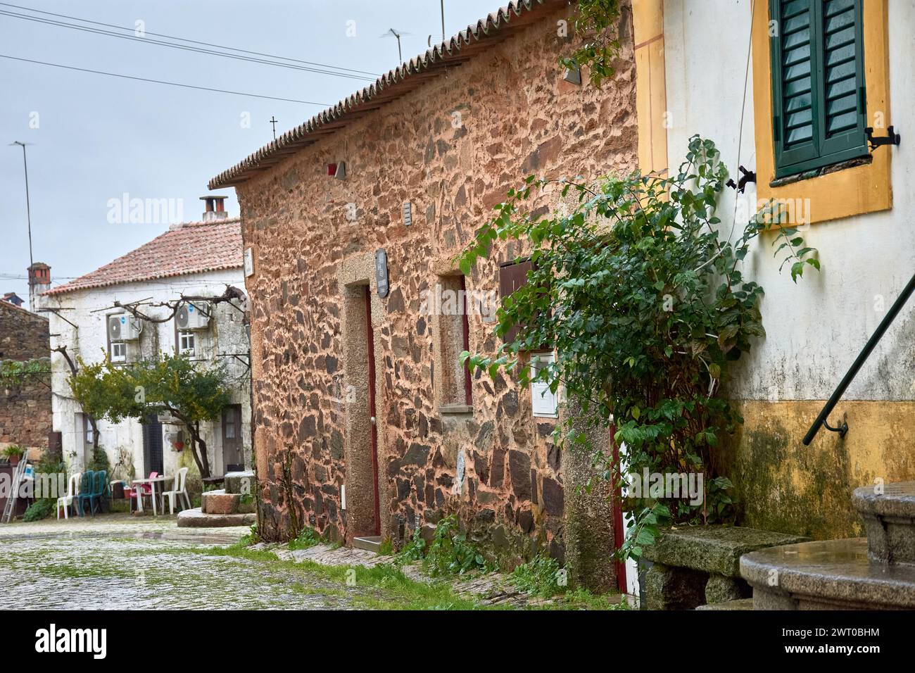 Häuser im historischen portugiesischen Dorf Idalha a Velha an einem regnerischen Tag Stockfoto