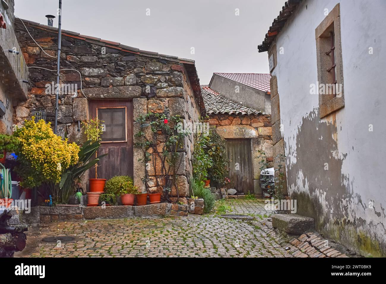 Häuser im historischen portugiesischen Dorf Idalha a Velha an einem regnerischen Tag Stockfoto