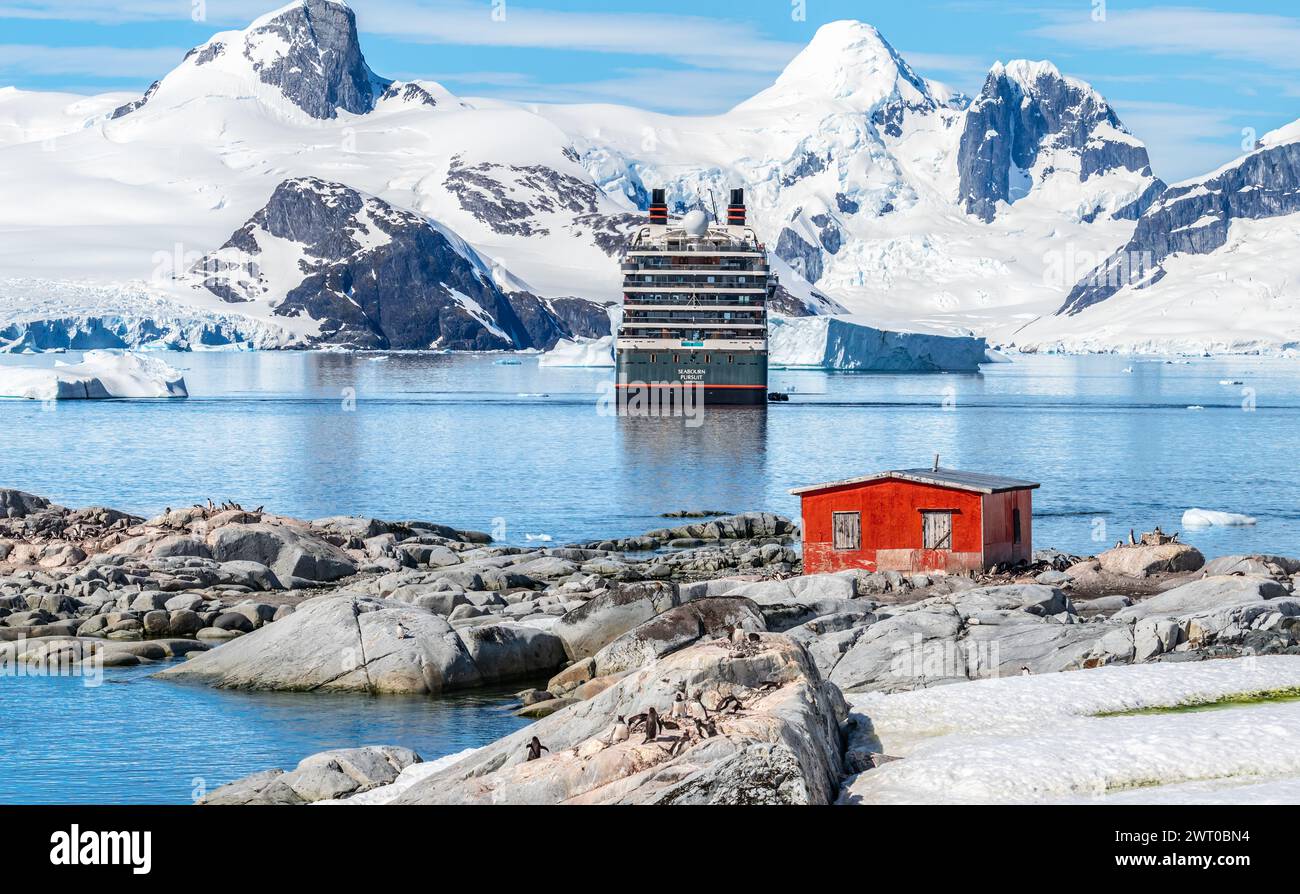 Petermann Island, Antarktis - 16. Januar 2024: Kreuzfahrtschiff Seabourn Pursuit in der Bucht von Petermann Island, Antarktis. Stockfoto