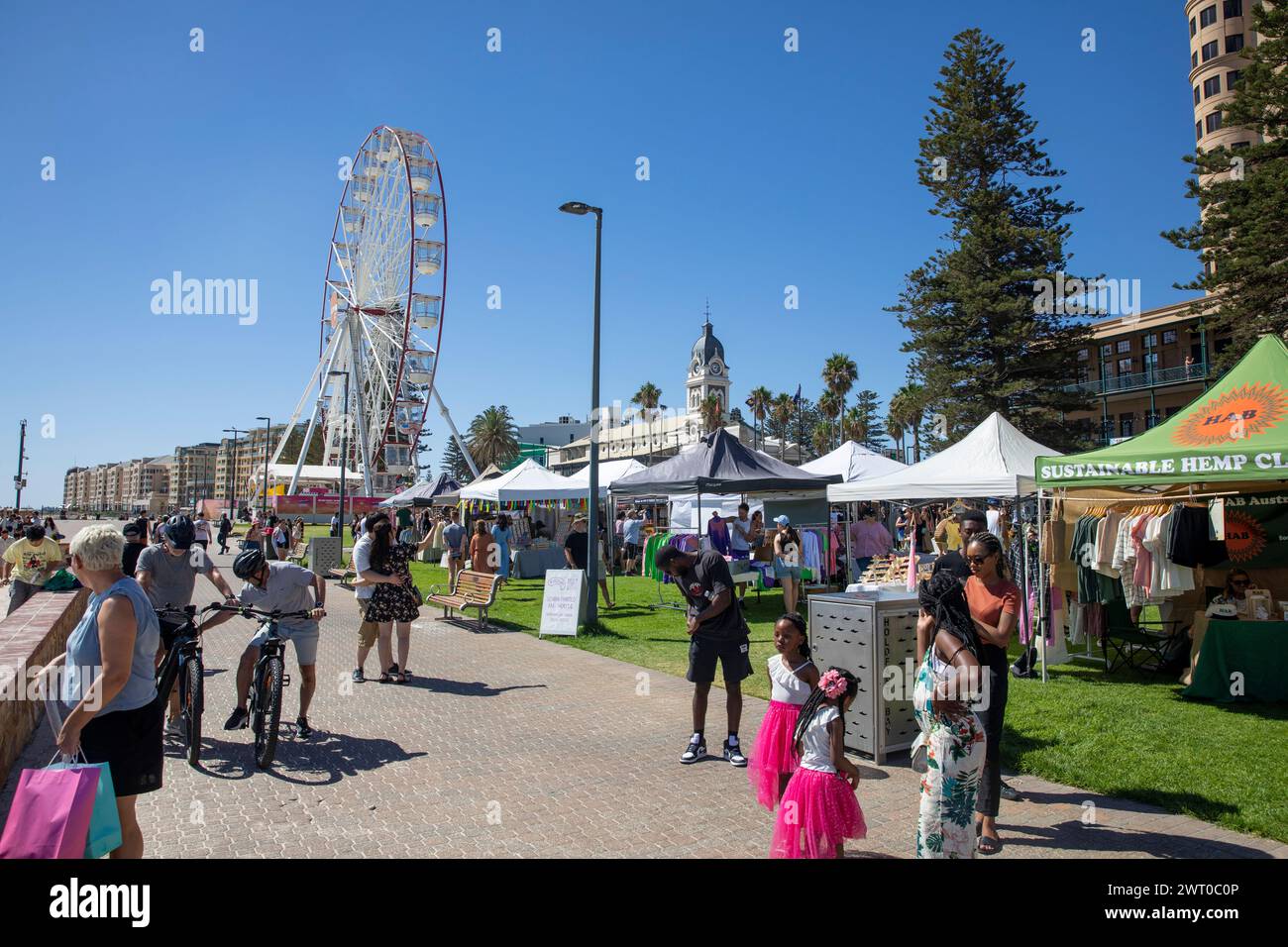 Glenelg Beach Adelaide, Riesenrad und Vergnügungspark in Glenelg, South Australia, 2024 zusammen mit Wochenendmarktständen Stockfoto