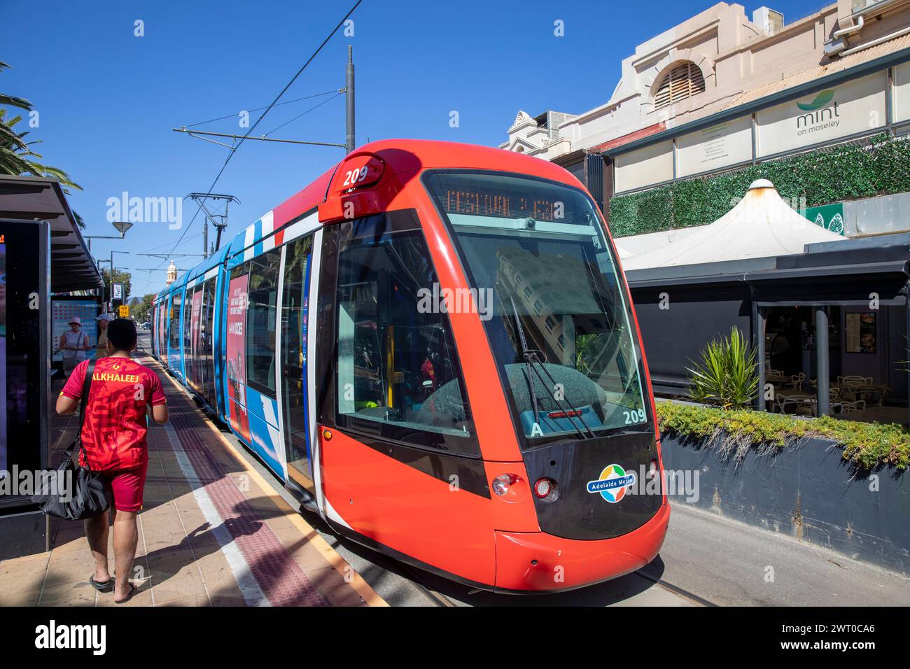 Glenelg, Stadtbahn, Küstenvorort von Adelaide in South Australia, mit einem heißen Märztag im Jahr 2024 und blauem Himmel, Australien Stockfoto