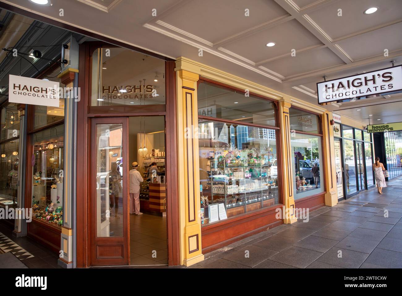 Adelaide Arcade, historische Einkaufspassage und Haigh's Chocolate Shop, Adelaide City Centre, South Australia, März 2024 Stockfoto