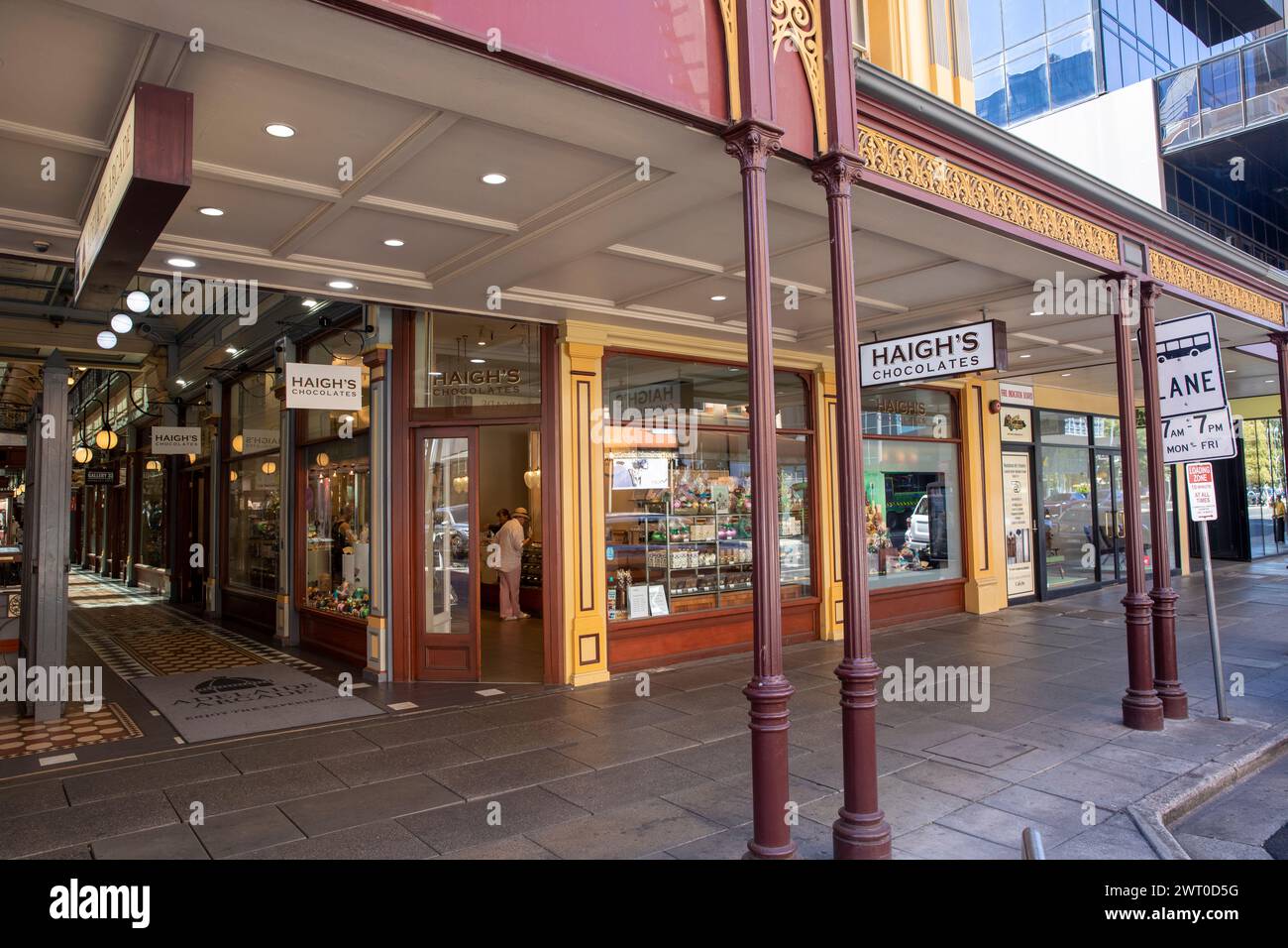 Adelaide Arcade, historische Einkaufspassage und Haigh's Chocolate Shop, Adelaide City Centre, South Australia, März 2024 Stockfoto