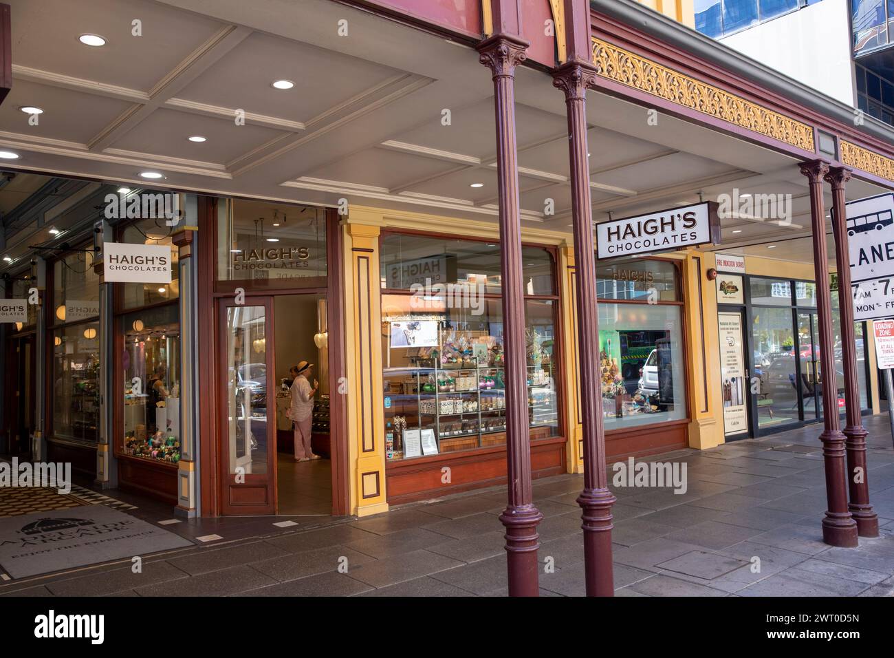 Adelaide Arcade, historische Einkaufspassage und Haigh's Chocolate Shop, Adelaide City Centre, South Australia, März 2024 Stockfoto