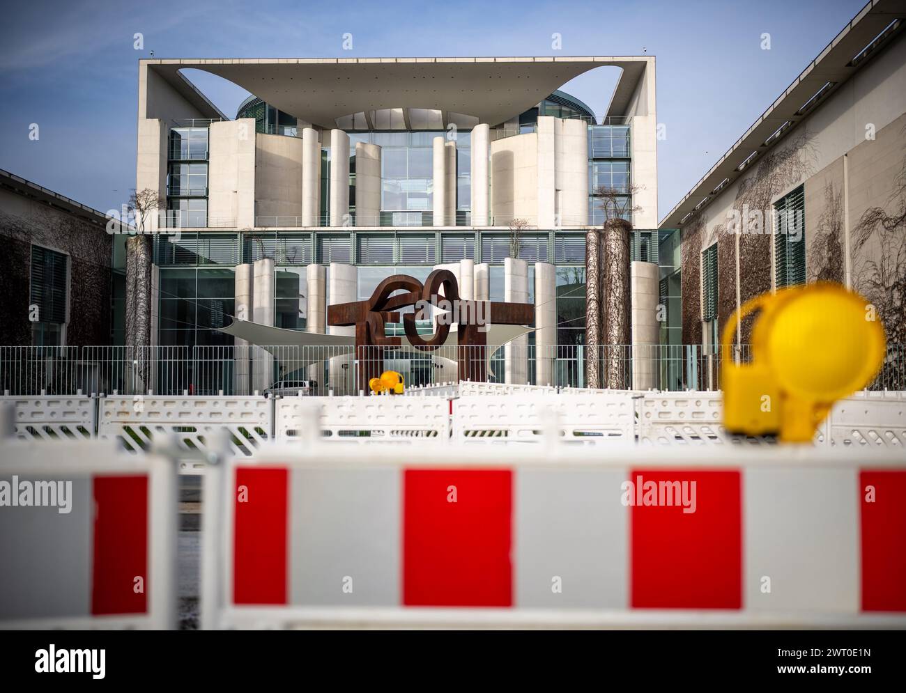 Berlin, Deutschland. März 2024. Vor der Kanzlei stehen Bauzäune vor dem Treffen zwischen Bundeskanzler Scholz, Frankreichs Präsident Macron und Polens Ministerpräsident Tusk. Es ist das erste Treffen des sogenannten Weimarer Dreiecks auf höchster Ebene seit Juni letzten Jahres. Sie findet vor dem Hintergrund massiver deutsch-französischer Differenzen über die ukrainische Politik statt. Quelle: Michael Kappeler/dpa/Alamy Live News Stockfoto