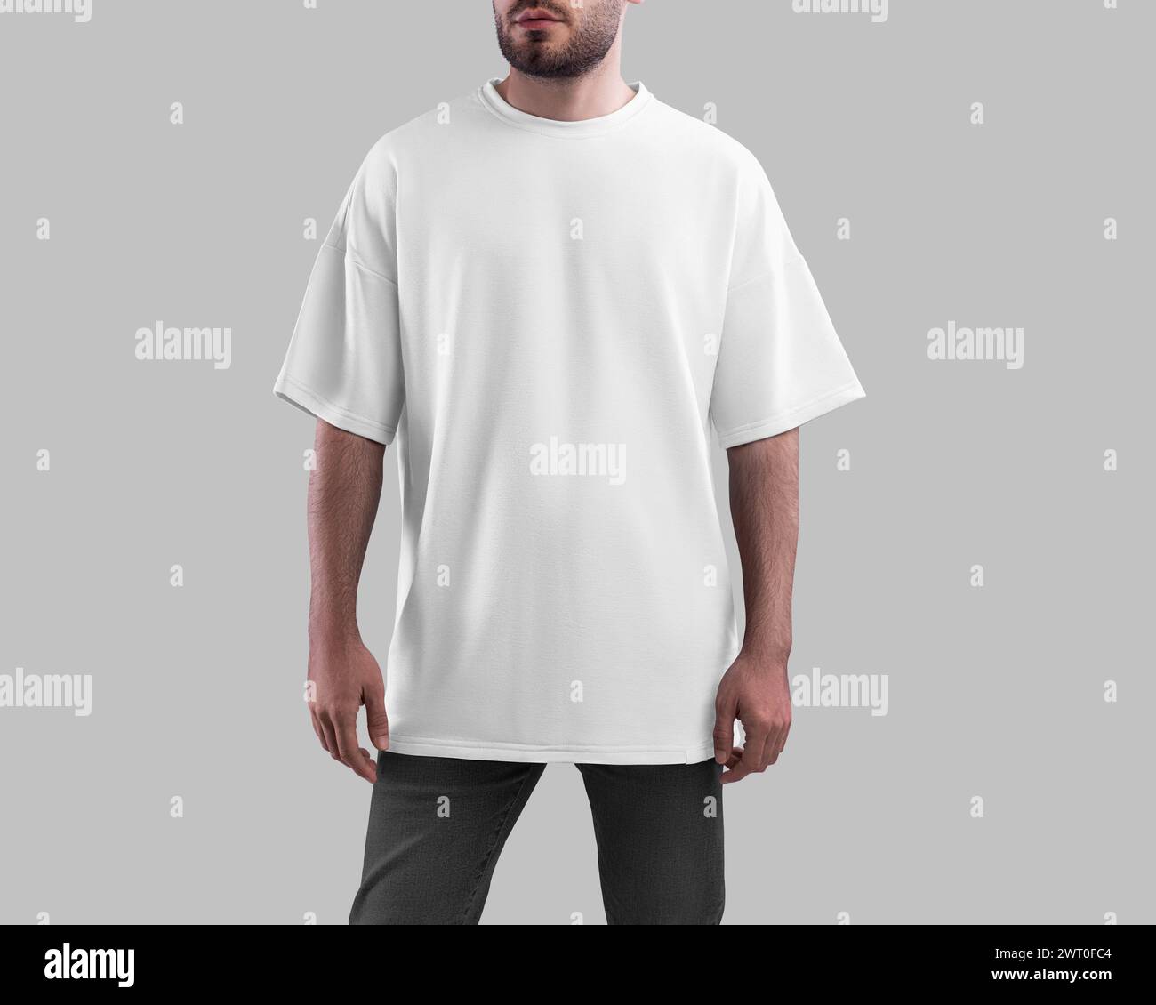 Weißes T-Shirt Modell für Mann mit Bart, stylische Streetwear für Design, Druck, Muster, Branding, Vorderansicht. Trendige Freizeitkleidung Vorlage isoliert o Stockfoto