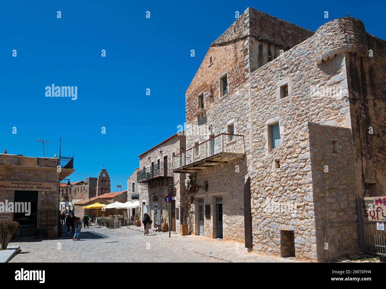 Sonnige Szene in einer Altstadt mit historischen Steinbauten und Spaziergängen, Areopoli, Areopolis, Tsimova, Itylo, Anatoliki Mani, Mani, Laconia Stockfoto