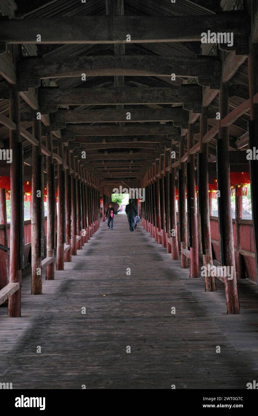 Wuyi überdeckte alte Brücke, Zhejiang China Stockfoto