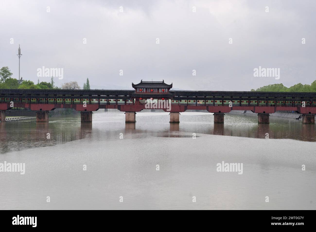 Wuyi überdeckte alte Brücke, Zhejiang China Stockfoto