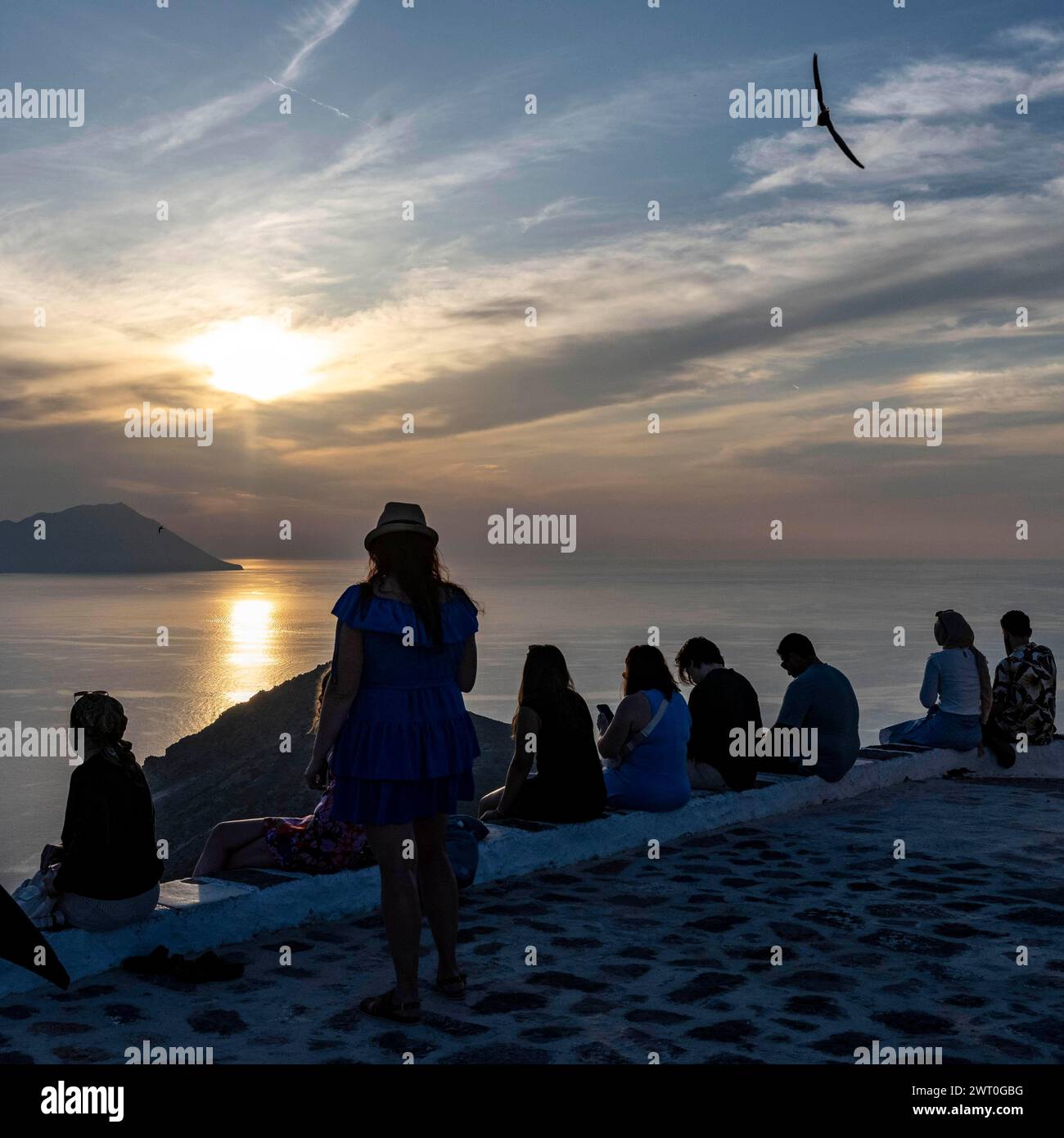 Leute warten auf den Sonnenuntergang am Meer, venezianische Burg, Plaka, Milos, Kykladen, Griechenland Stockfoto