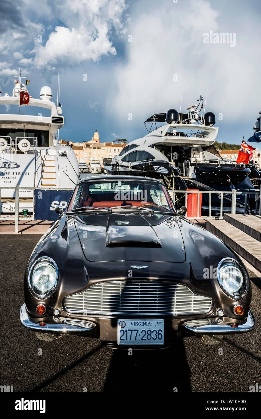 Luxusyachten und Oldtimer im Hafen, Aston Martin, St. Tropez, Departement Var, Cote d'Azur, Provence-Alpes-Cote d'Azur, Südfrankreich Stockfoto