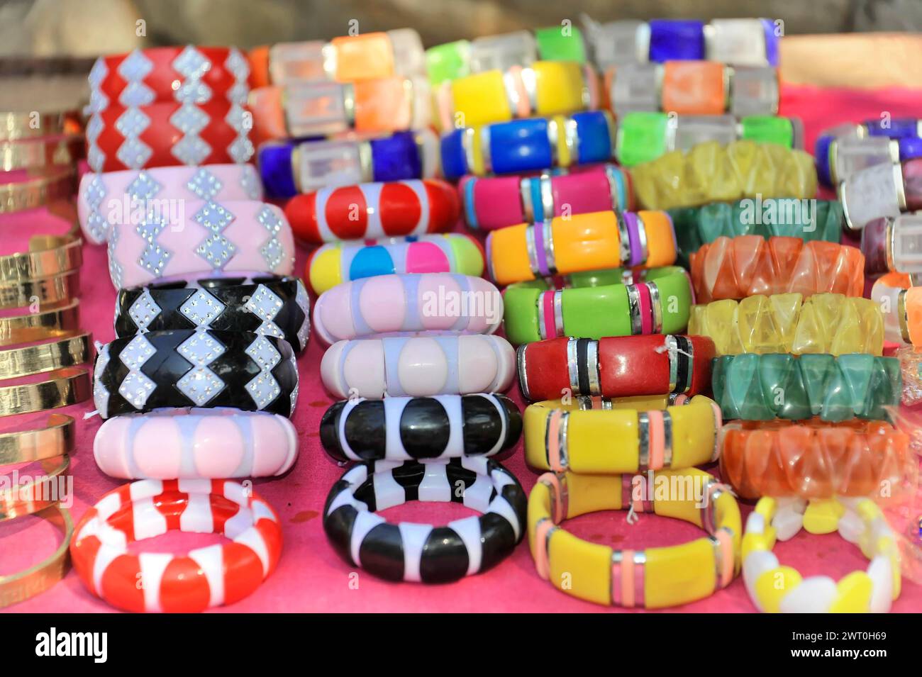 Bunte Auswahl an Kunststoffarmbändern auf einem Markttisch, Pokhara Valley, Pokhara, Nepal Stockfoto