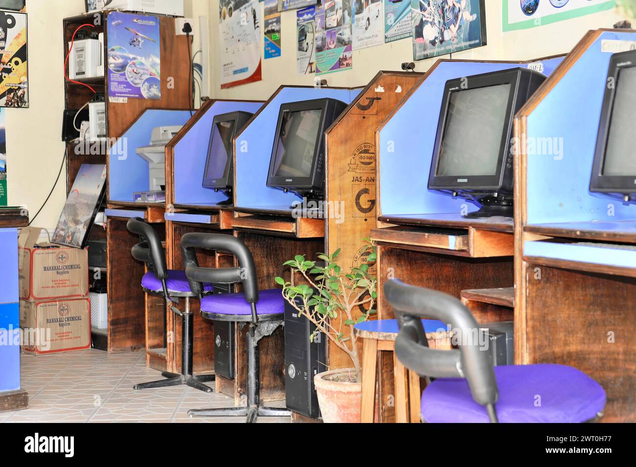 Internetcafe, Inneres eines Internetcafes mit mehreren Computern, Pokhara Valley, Pokhara, Nepal Stockfoto