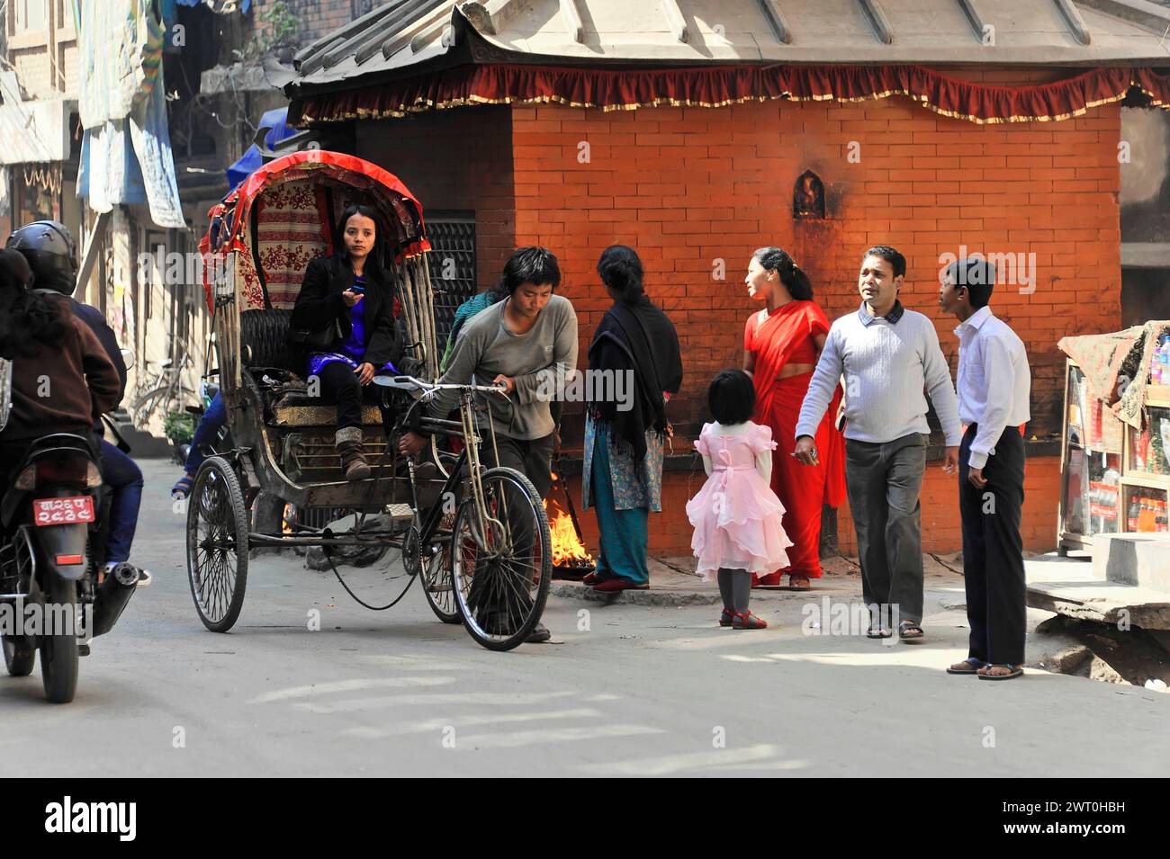 Lebhafte Straßenszene mit Rikschas, Fußgängern und urbanem Hektik, Impressionen von Nepal, Kathmandu Nepal Stockfoto