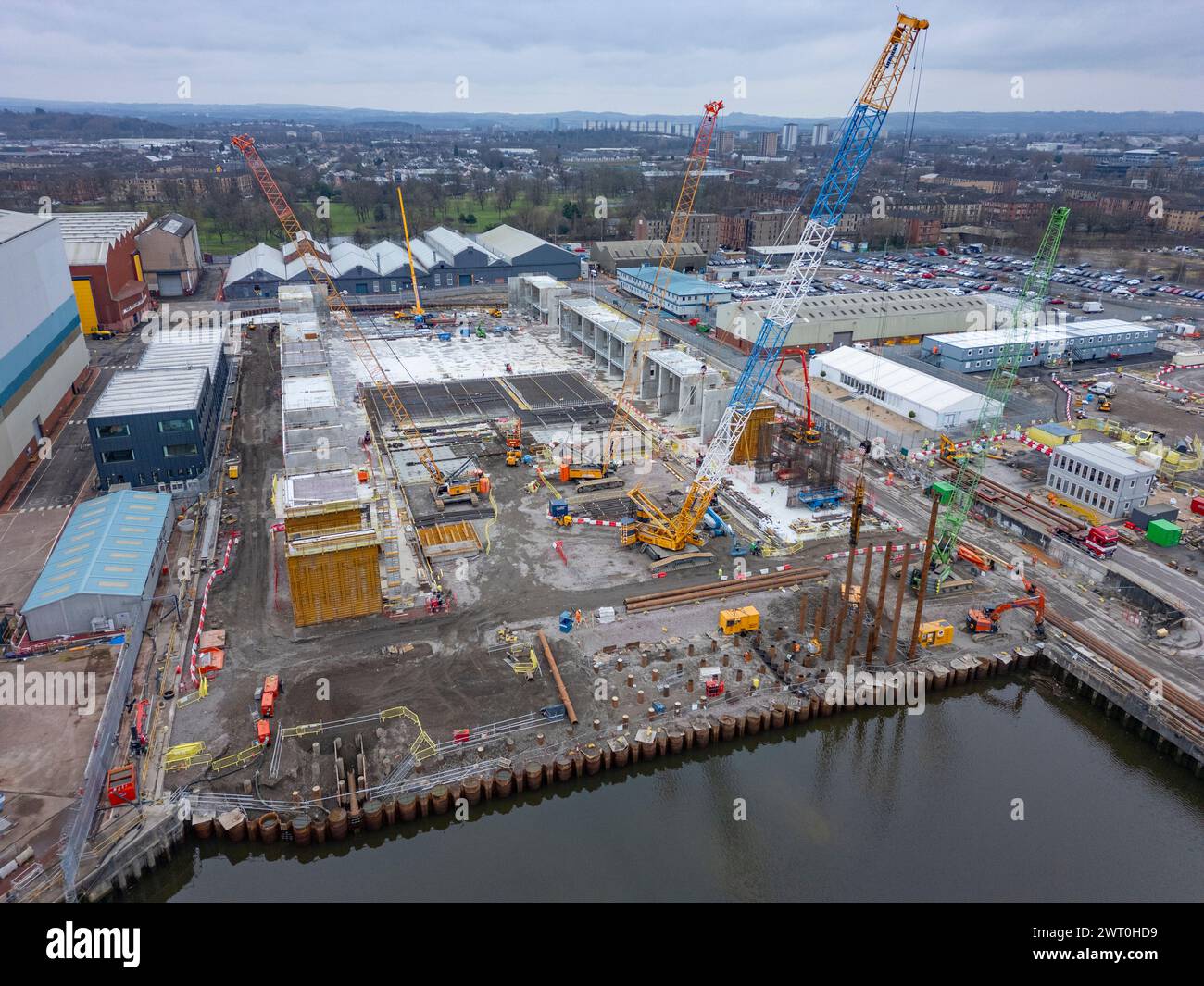 Im Bau befindliche neue Schiffshalle für BAE Systems, die im Bau auf der Govan-Werft Glasgow, Schottland, Großbritannien, gesehen wird. Stockfoto