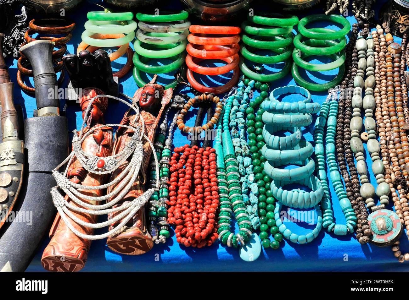 Farbenfrohe Sammlung handgemachter Schmuckstücke auf einem Marktstand im Kathmandu Valley, Kathmandu, Nepal Stockfoto