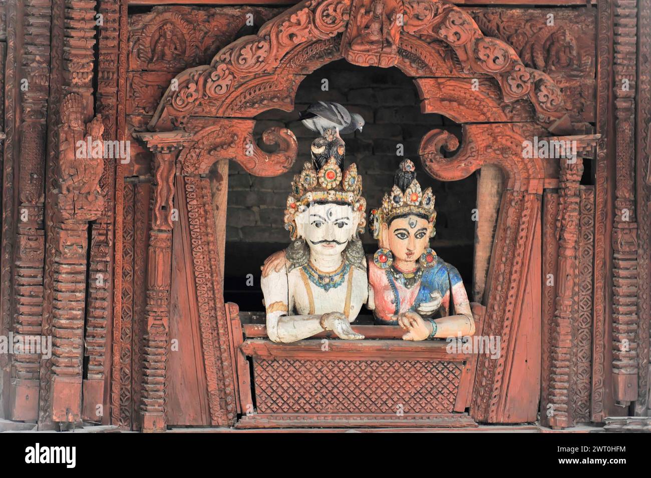Schnitzerei von hinduistischen Gottheiten in einem Tempelfenster, Kathmandu-Tal, Nepal Stockfoto