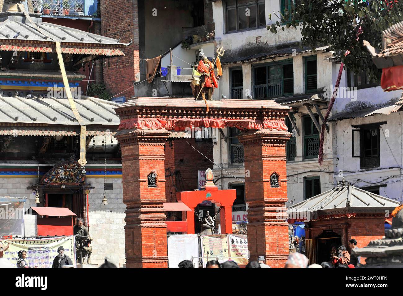 Ein Platz vor einem Tempel mit religiösen Aktivitäten, Kathmandu Valley, Kathmandu, Nepal Stockfoto