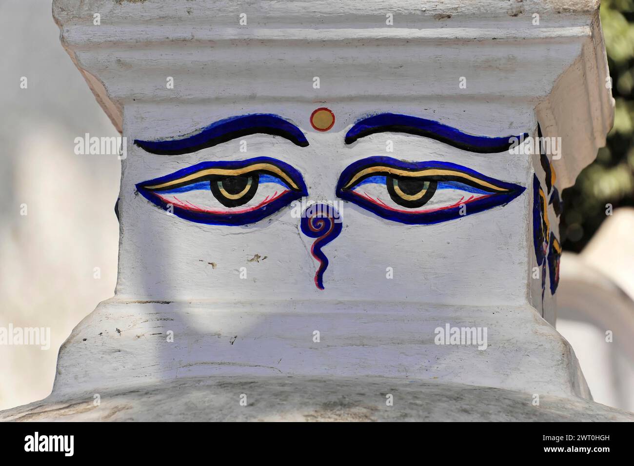 Malerische Buddha-Augen auf einem blauen Hintergrund auf der Spitze einer Stupa, Kathmandu Valley, Kathmandu, Nepal Stockfoto