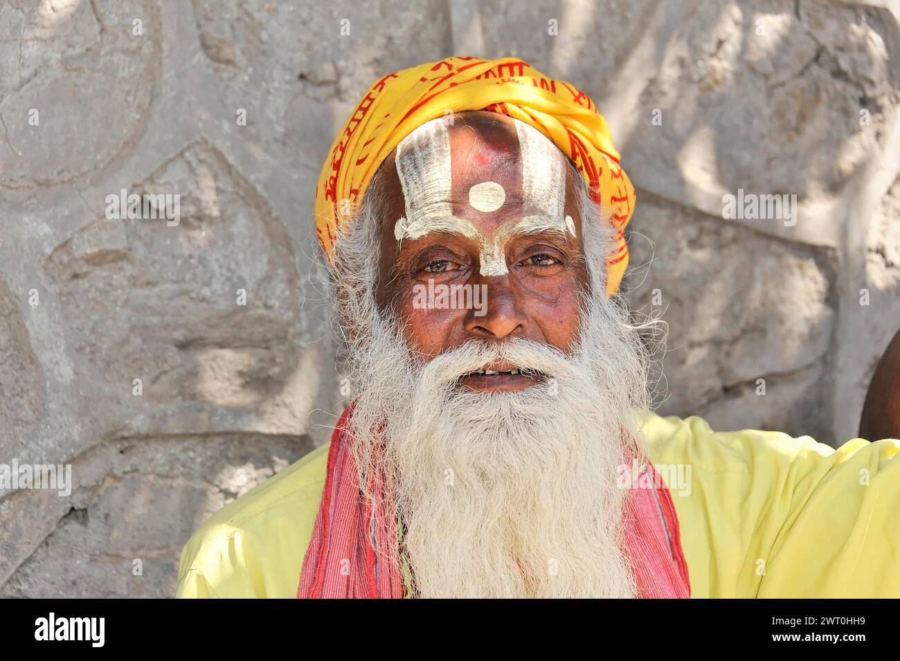 Nahaufnahme eines ernsthaft aussehenden Mannes mit gelbem Turban und langem weißem Bart, Kathmandu Valley, Kathmandu, Nepal Stockfoto