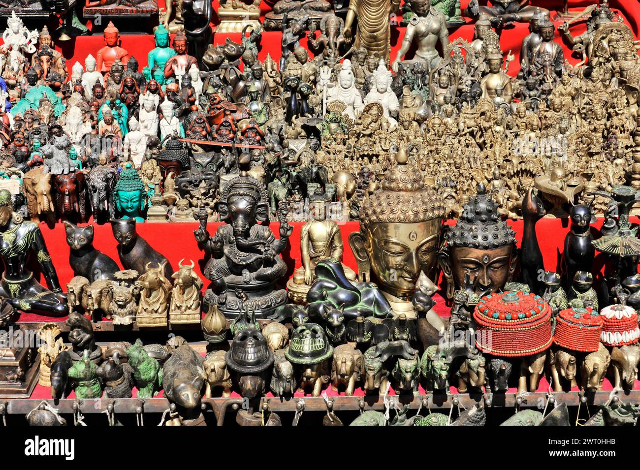 Eine große Auswahl an Figuren und Souvenirs an einem Stand, Kathmandu Valley, Kathmandu, Nepal Stockfoto