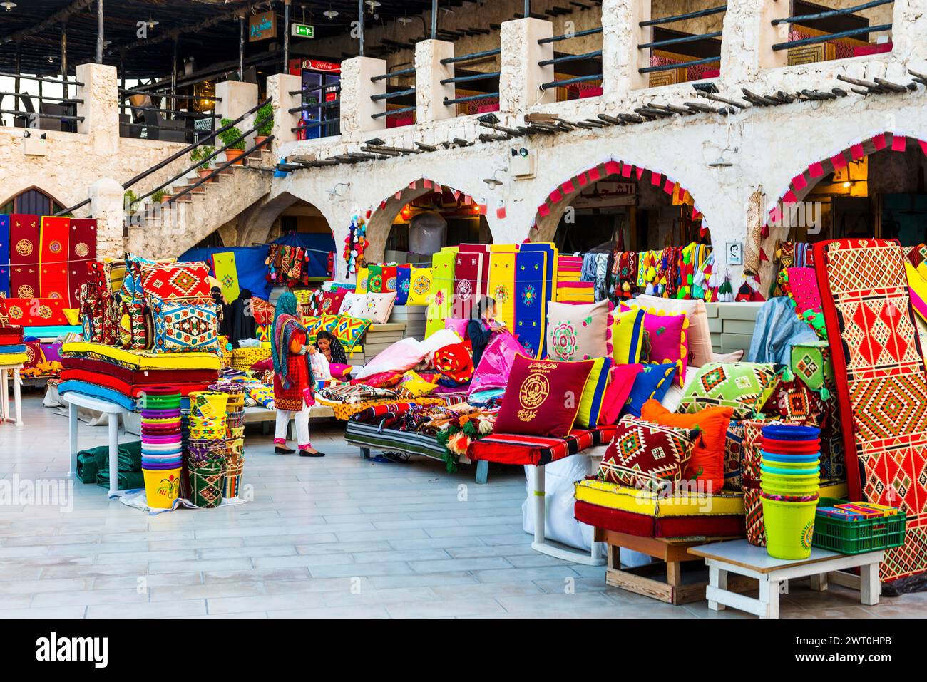 Marktplatz mit Teppichverkauf in Souq Waqif in Doha, muslimisch, Islam, Arabisch, Orient, oriental, Reisen, Kultur, Kulturgeschichte, Geschichte, Altstadt Stockfoto