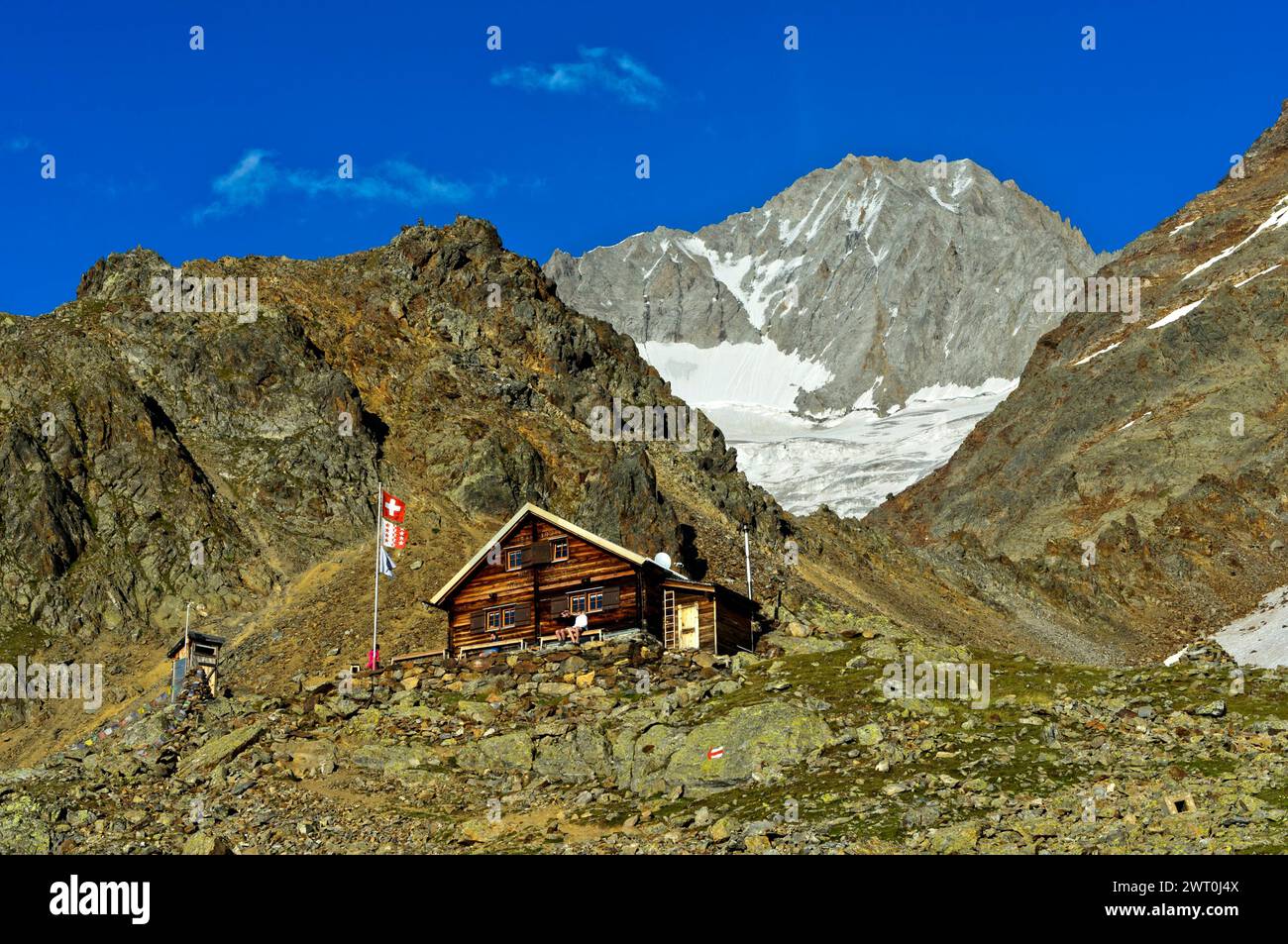 Bietschhornhütte des Akademischen Alpenvereins Bern AACB, Bietschhorngipfel hinten, Loetschental, Wallis, Schweiz Stockfoto