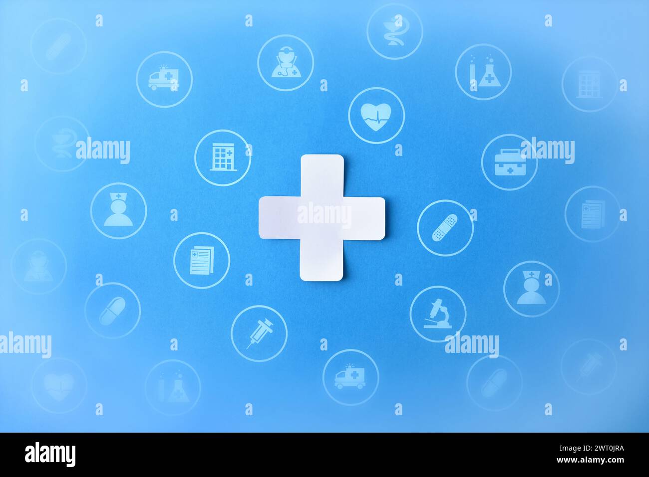 Gesundheitshintergrund mit Ausschnitt eines weißen Gesundheitskreuzes aus Papier und Zeichnungen verschiedener medizinischer Dienste auf blauem Hintergrund. Stockfoto