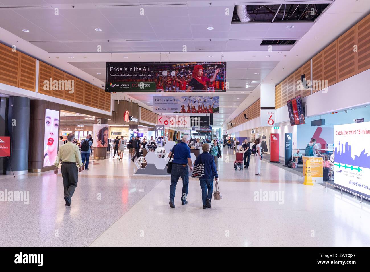 Terminal-Gebäude des Inlandsflughafens von Sydney, Flughafen Kingsford Smith, im Abflugbereich des Terminals mit Qantas-Werbung, Sydney, NSW, Australien Stockfoto