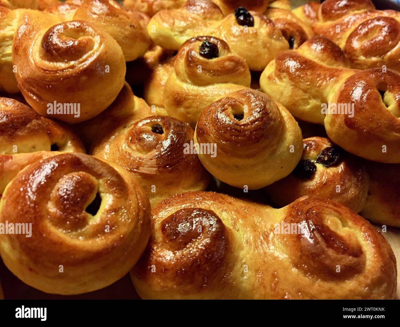 Hausgemachte Safranbrötchen sind im Dezember eine schwedische Tradition von den Feiertagen in St. Lucia bis Weihnachten. Stockfoto