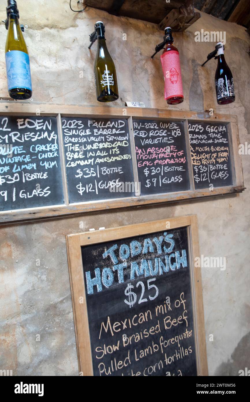 Barossa Valley, David Franz Kellertür und Weinkarte an der Tafel mit Weinflaschen, die darüber hängen, South Australia, 2024 Stockfoto