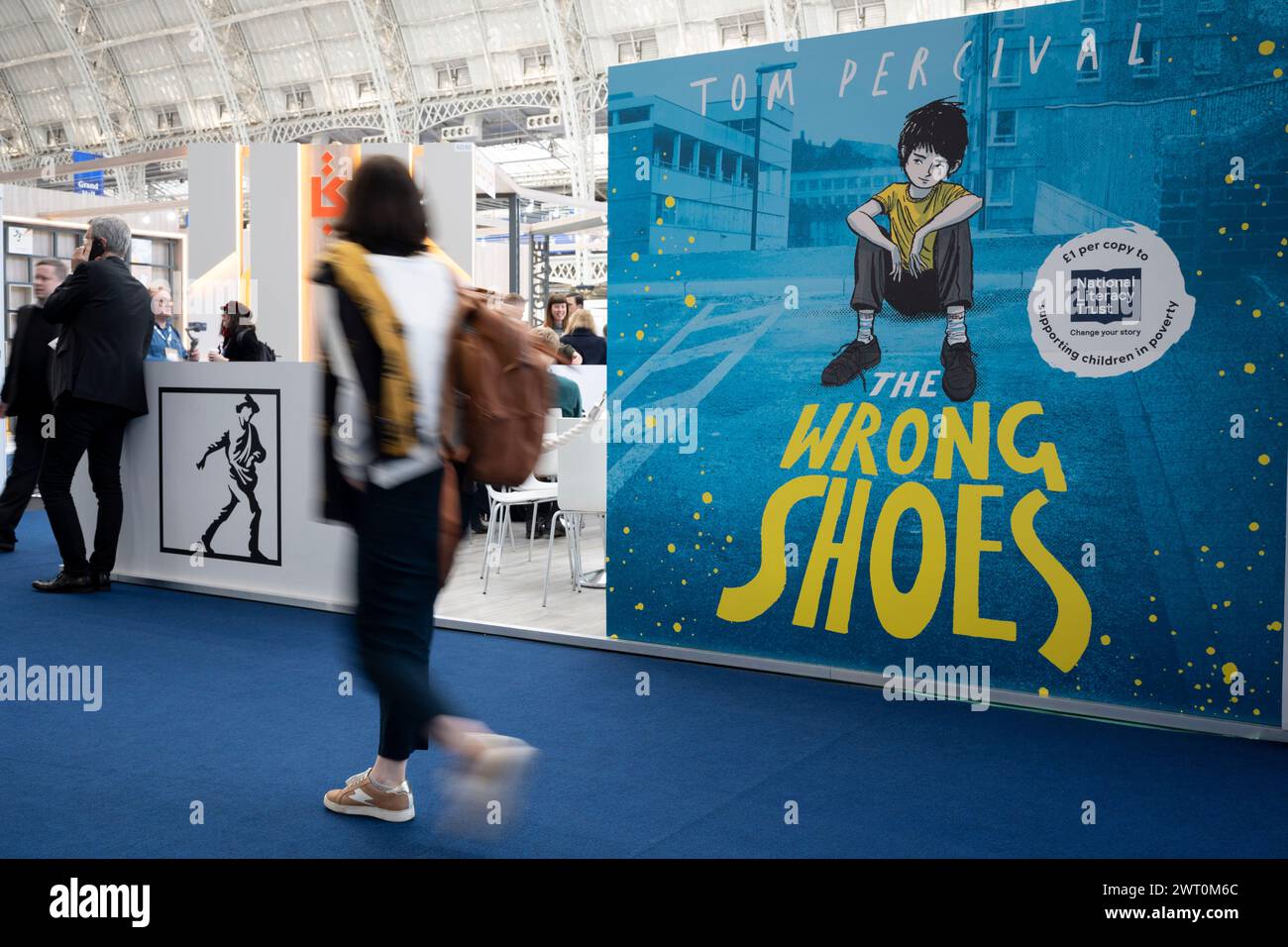 Eine Illustration von Tom Percivals Kindergeschichte „The Wrrong Shoes“ ist am Simon & Schuster Buchfachstand am dritten und letzten Tag der Londoner Buchmesse in der Olympia Exhibition Hall am 14. März 2024 in London zu sehen. Die dreitägige internationale London Book Fair (LBF) ist eine jährlich stattfindende Fachmesse für Verlagswesen und Europas größte Frühjahrsmesse, die in der Regel 25.000 Besucher anzieht, Aussteller aus dem gesamten Verlagssektor, Autoren, die ihre Buchideen in Auftrag geben wollen und bei denen internationale Publikationsrechte für ausländische Ausgaben geschlossen werden. Stockfoto