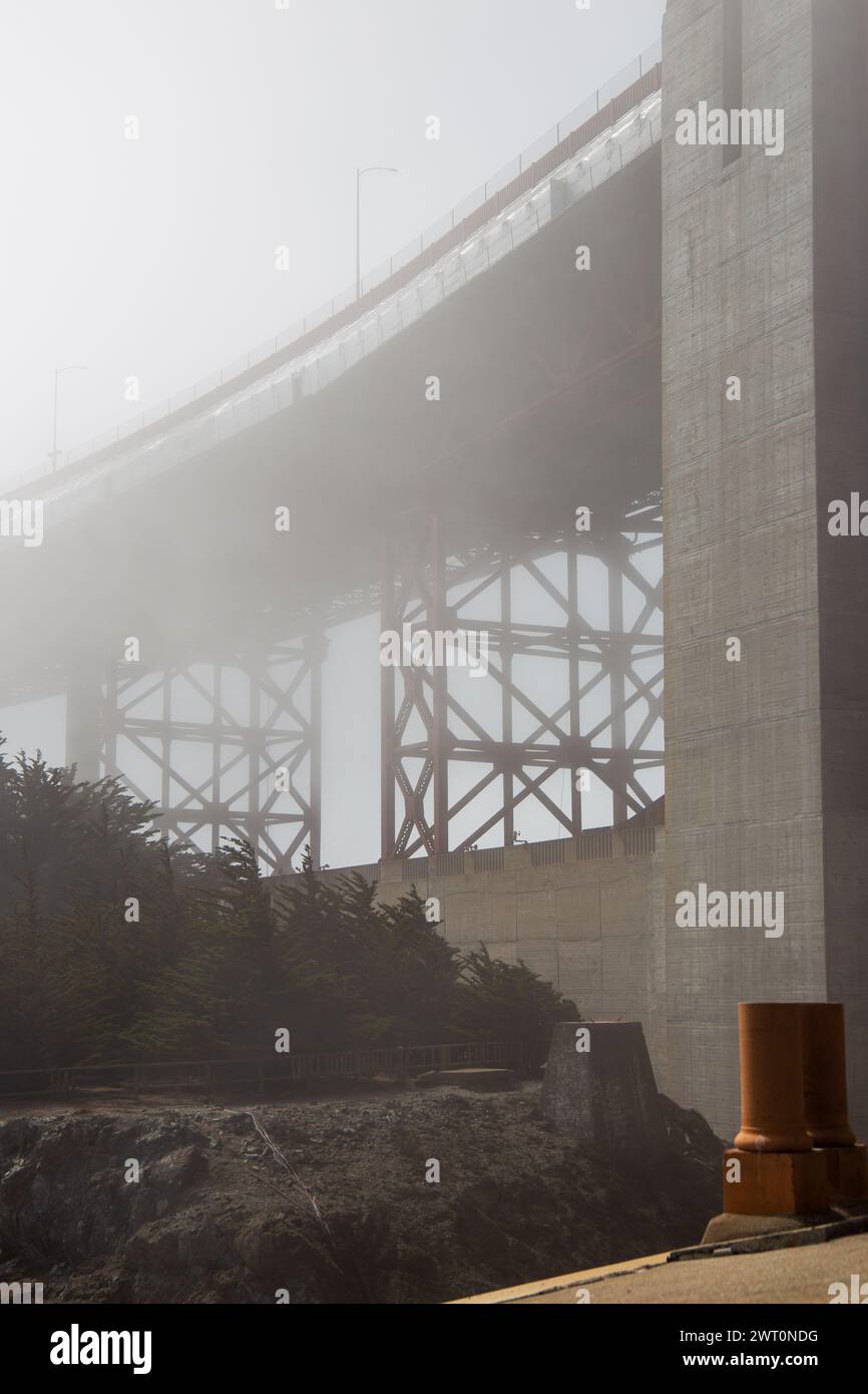 Nebelschwaden Der Golden Gate Bridge Towers Über Kopf Stockfoto
